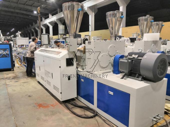 O PE pulveriza a linha de produção parafuso gêmeo cônico da extrusão do perfil de WPC 3