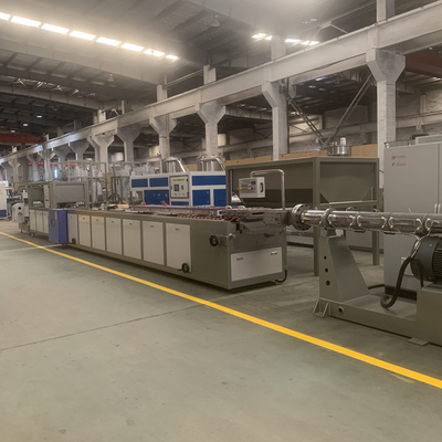Bom preço. linha largura da extrusão do painel de teto do PVC da capacidade 300kg/H de 250mm on-line