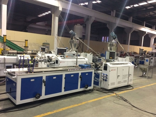 máquina da extrusão do painel de teto do Pvc de 600mm para o projeto dobro do parafuso da folha