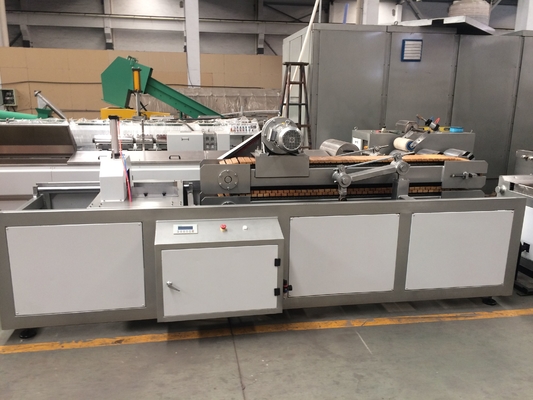 Bom preço. Linha de produção expulsando resistente da placa do CE 250kg/H WPC de umidade on-line