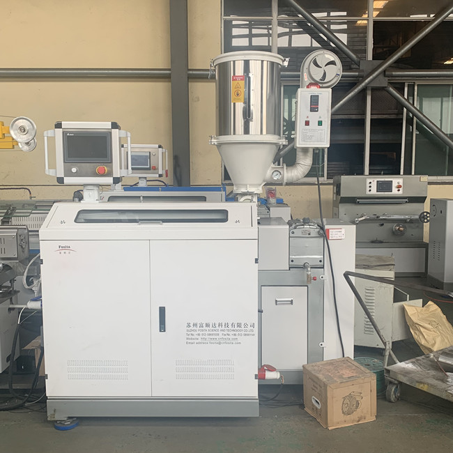 Tubulação plástica que faz a máquina máquinas expulsando elétricas da produção para as tubulações do Pvc 2