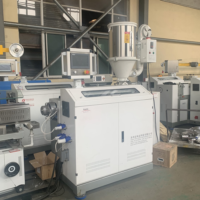 Tubulação plástica que faz a máquina máquinas expulsando elétricas da produção para as tubulações do Pvc 1