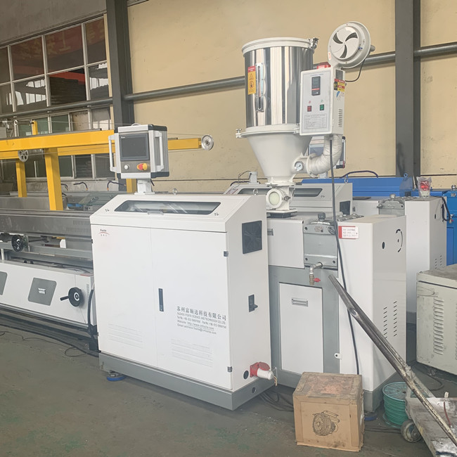 Tubulação plástica que faz a máquina máquinas expulsando elétricas da produção para as tubulações do Pvc 4