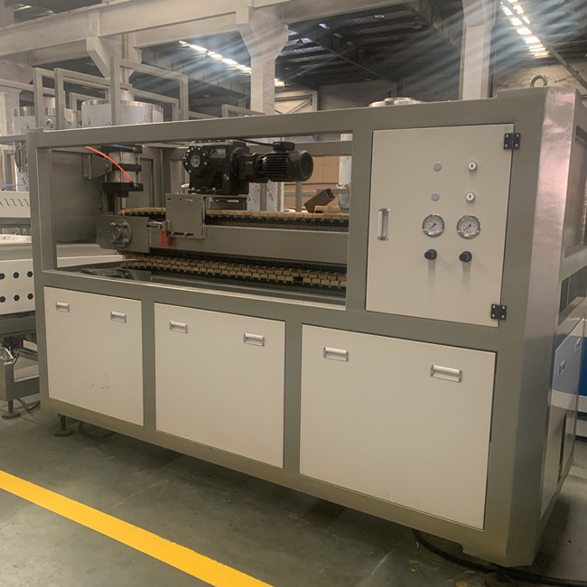 linha de produção 1220mm da placa de 250kg/H WPC para a decoração 5