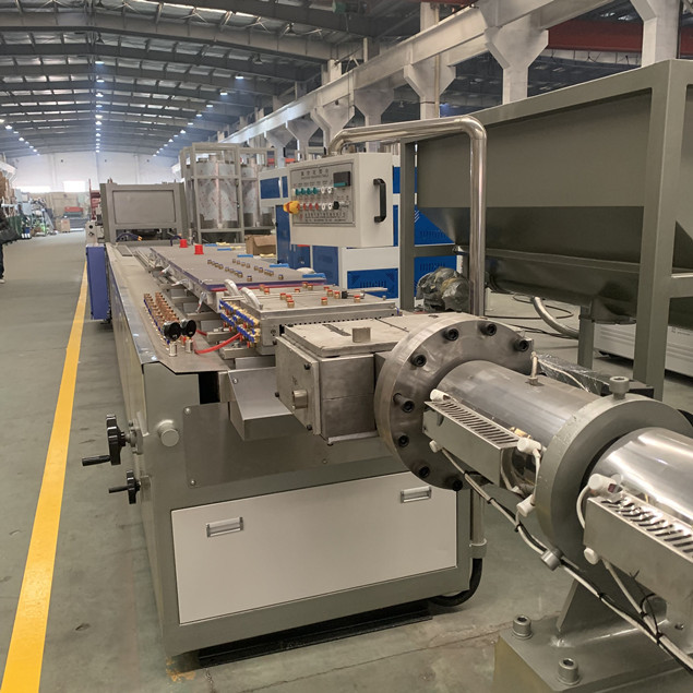Placa gêmea do parafuso WPC que faz a máquina a alimentação horizontal de poupança de energia da lâmina 0