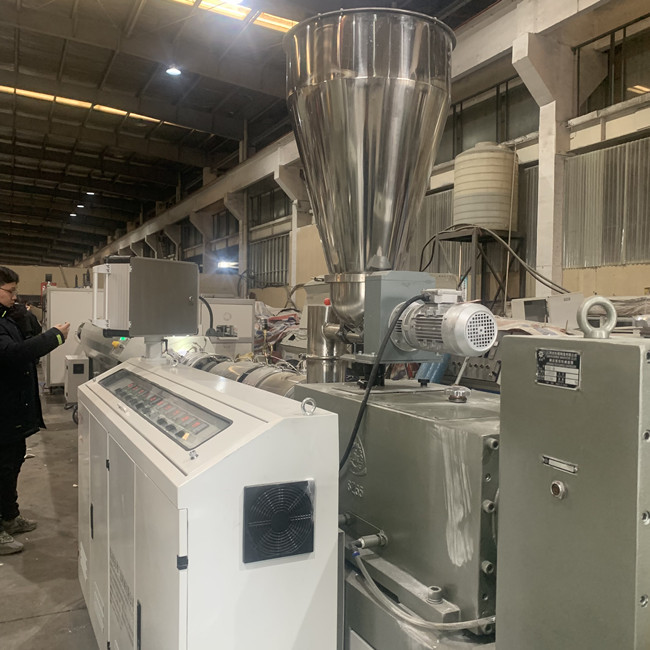 O PVC pulveriza a máquina plástica 6m/Min da tubulação da água elétrica 1